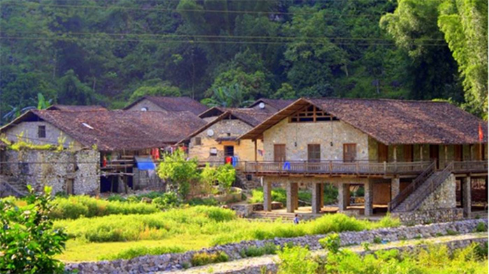 Nằm cách trung tâm TP Cao Bằng gần 100 km, làng Khuổi Ky có 14 hộ dân tộc Tày sinh sống tại những ngôi nhà sàn làm bằng đá tồn tại hàng trăm năm. (Nguồn ảnh: baodienbienphu.info.vn)